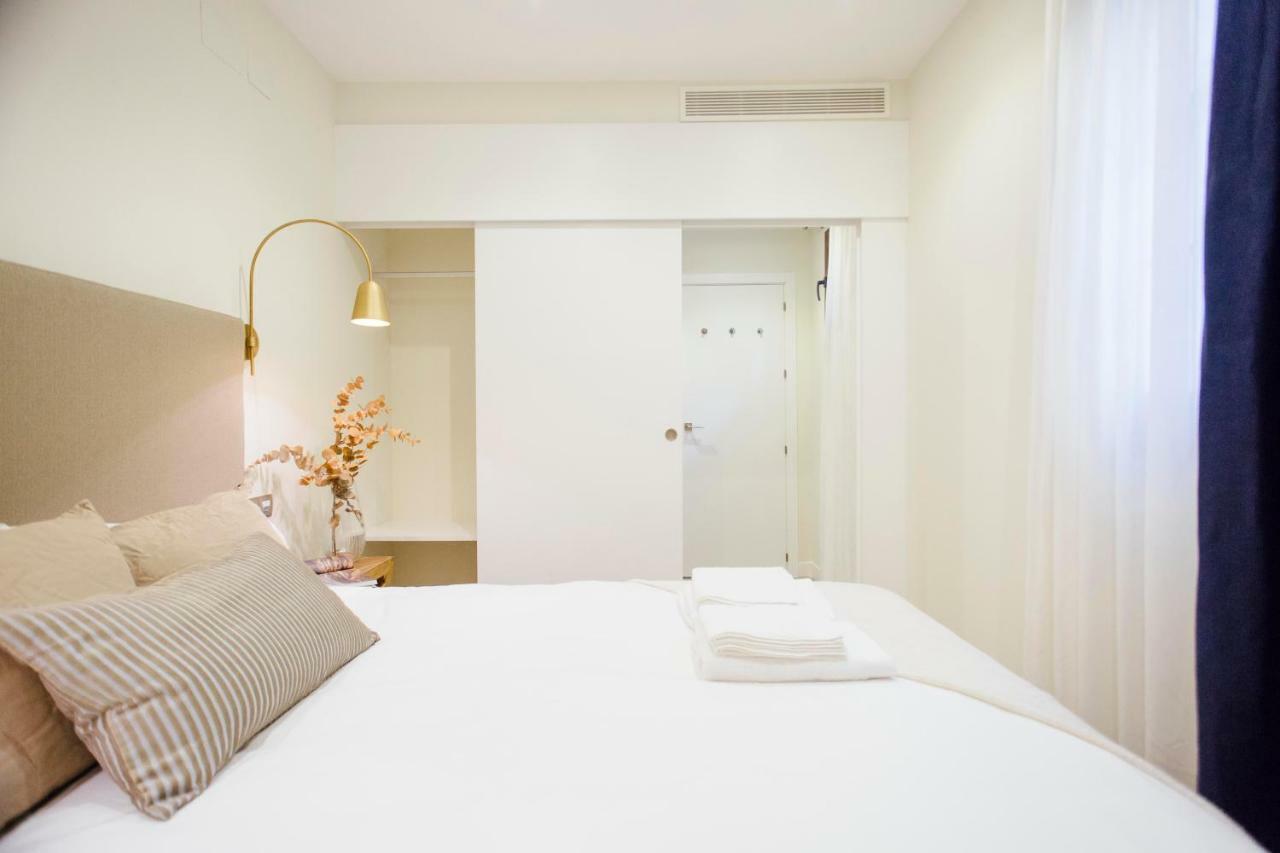 One&Lux Byron Suites Sevilla Buitenkant foto